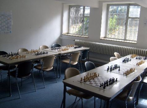 Direkt danaben der Raum für Turnierpartien. Bei Meisterschaften spielen hier zumeist die Spieler der höheren Klassen.  Freitags und montags wird hier das Jugendtraining abgehalten.